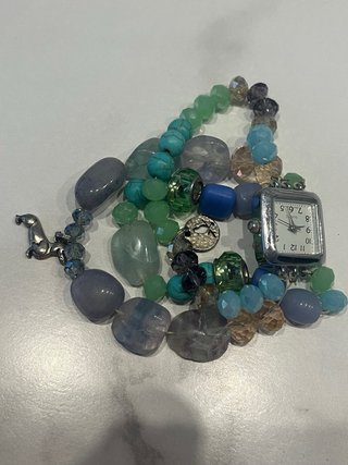 Reloj artesanal con cuentas