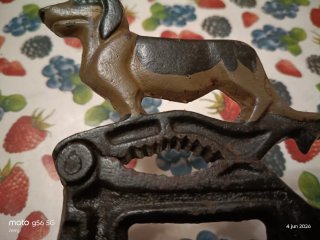 Antico schiaccianoci in ghisa a forma di cane