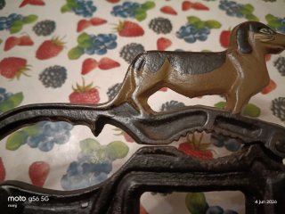 Antico schiaccianoci in ghisa a forma di cane