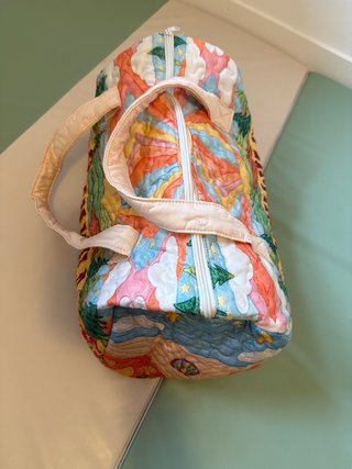 Mochila de viaje con diseño de paisaje