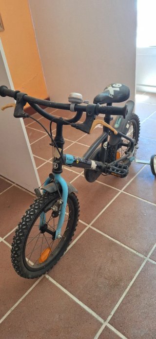 Bicicleta infantil con ruedines