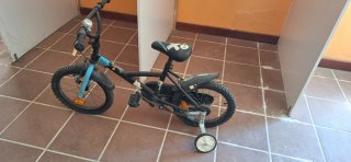 Bicicleta infantil con ruedines