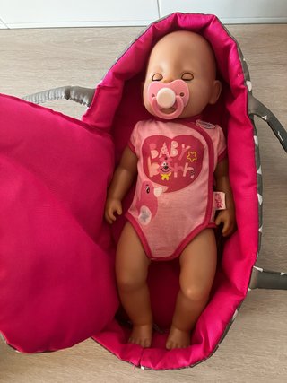Muñeca bebé con bolsa de transporte