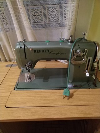 Máquina de coser Refrey con mueble