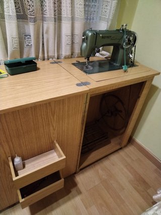 Máquina de coser Refrey con mueble