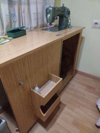 Máquina de coser Refrey con mueble