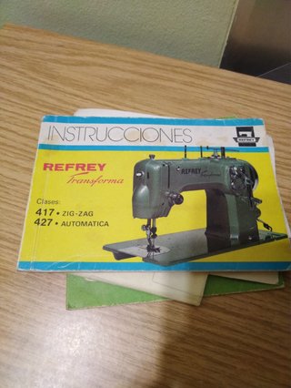 Máquina de coser Refrey con mueble