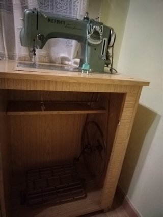 Máquina de coser Refrey con mueble
