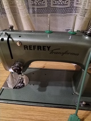 Máquina de coser Refrey con mueble