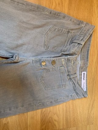 Pantalón Bershka cropped gris talla 34