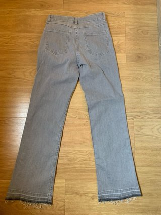 Pantalón Bershka cropped gris talla 34
