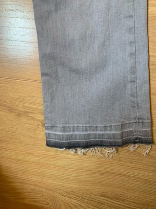 Pantalón Bershka cropped gris talla 34