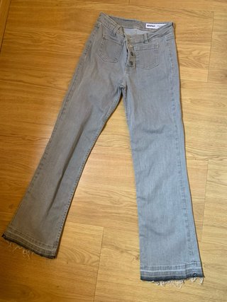 Pantalón Bershka cropped gris talla 34