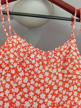 Mono naranja y blanco tirantes estampado floral
