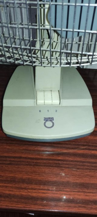 Ventilador de mesa gris y plateado