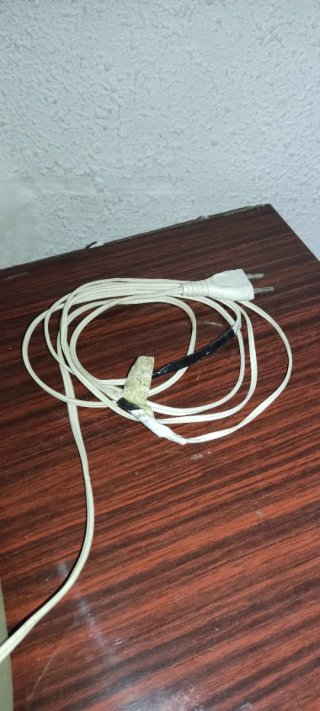 Ventilador de mesa gris y plateado
