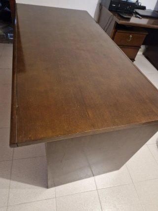 Mesa de despacho de madera
