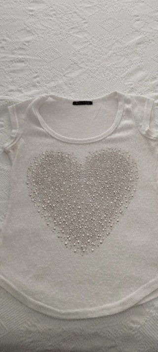 Camiseta blanca con corazón de pedrería
