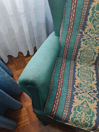 Sillón de tela verde con estampado