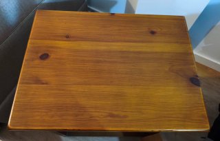 Mesita de noche de madera maciza.