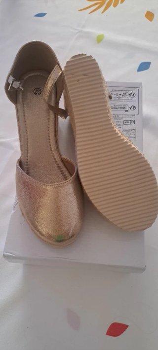 Zapatos de tacón dorados talla 37