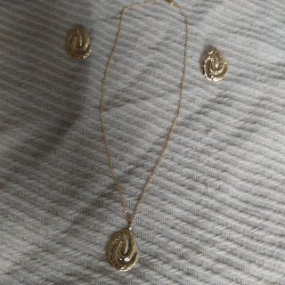 Conjunto collar y pendientes dorados