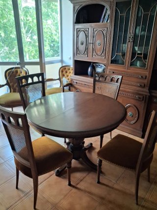 Mesa redonda de madera con  6 sillas