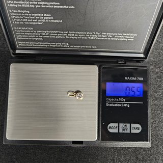 Colgante Oro 18k con Piedra Blanca 0.55g