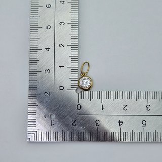 Colgante Oro 18k con Piedra Blanca 0.55g