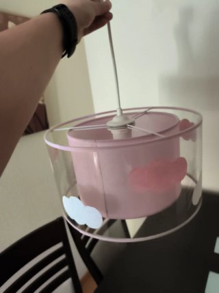 Lámpara infantil techo nubes rosa y bancas