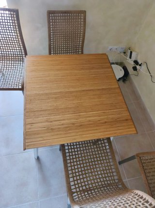 Mesa de bambú y 4 sillas