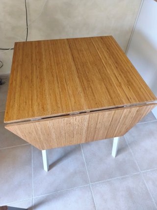 Mesa de bambú y 4 sillas