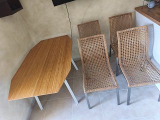 Mesa de bambú y 4 sillas