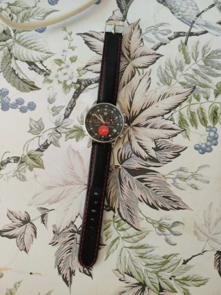 Reloj Negro con Correa Roja