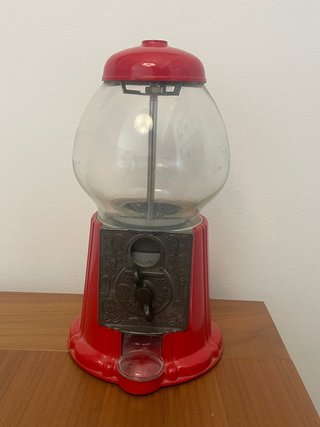 Dispensador de chicles rojo vintage