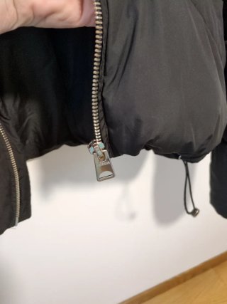 Cazadora Bershka negra corta