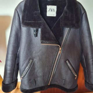 Cazadora Zara efecto piel forrada XL