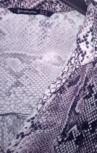 Blusa Stradivarius Estampado Serpiente