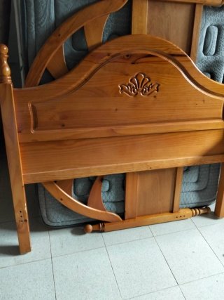 Cabecero de madera tallado
