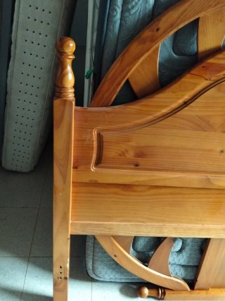 Cabecero de madera tallado