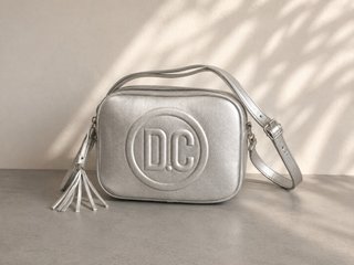 Bolso plateado con logo DC