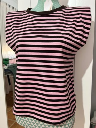 Camiseta de rayas rosa y negra