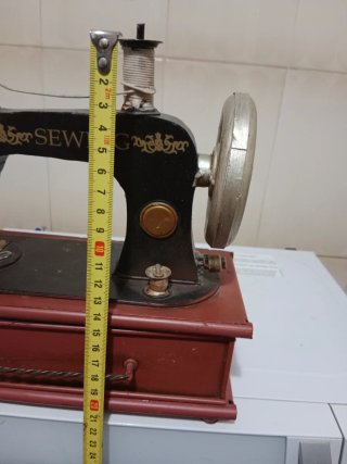 Máquina de coser antigua decorativa