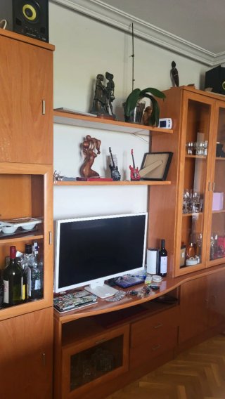 Mueble de salón madera y cristal.