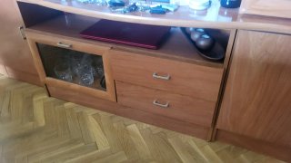 Mueble de salón madera y cristal.