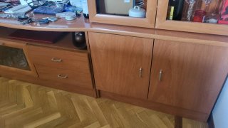 Mueble de salón madera y cristal.