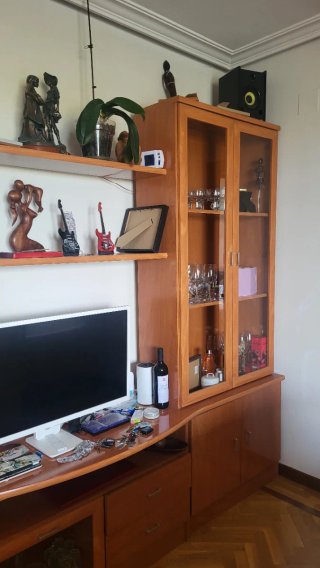 Mueble de salón madera y cristal.