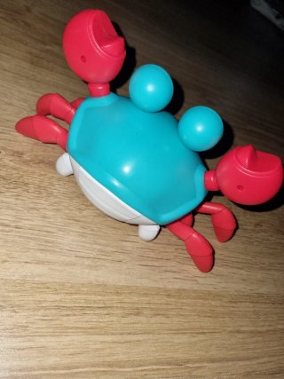 Cangrejo de juguete rojo y azul