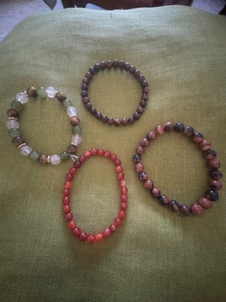 Pulsera de minerales marrón y dorado