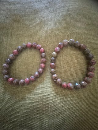 Pulsera de minerales marrón y dorado